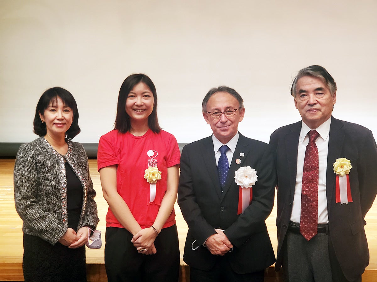 玉城デニー沖縄県知事とともに