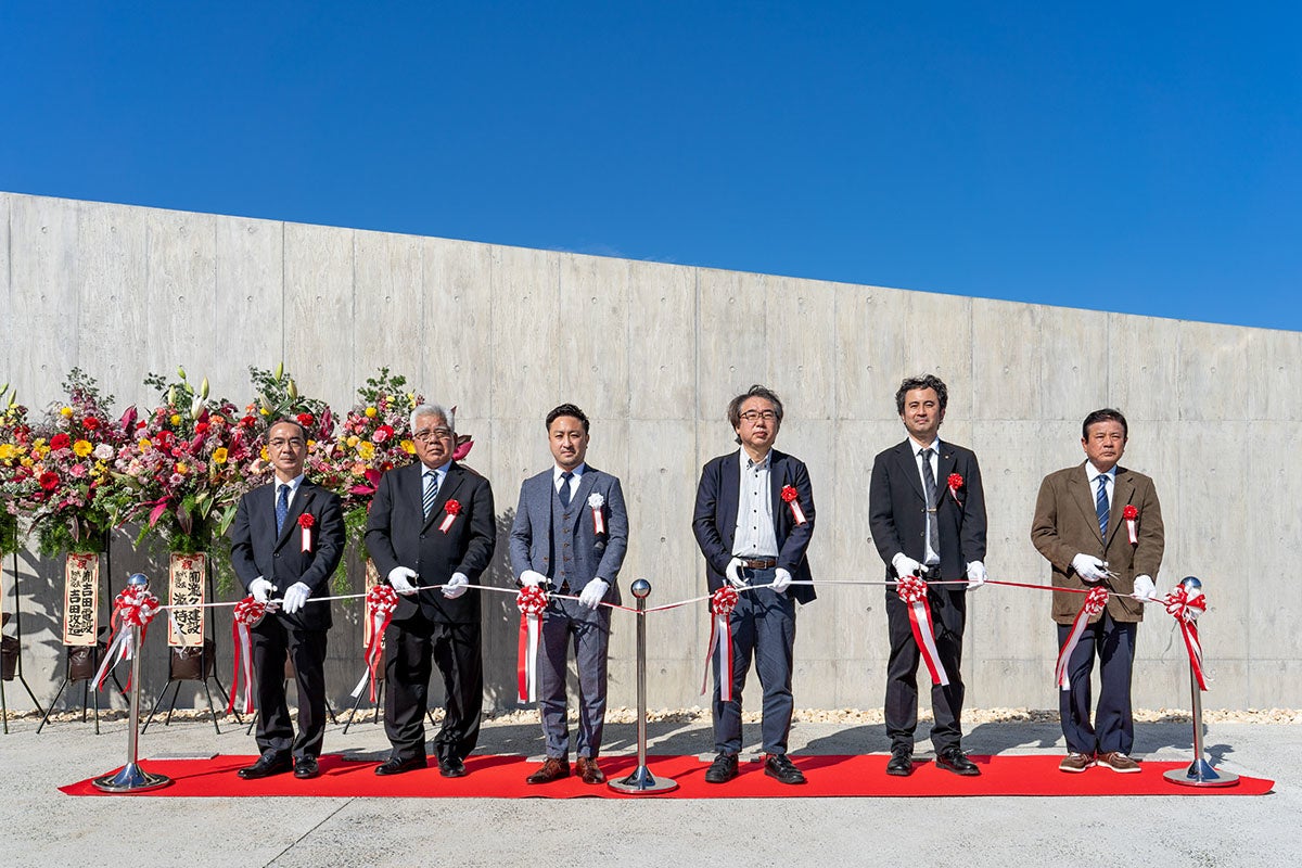 （左から）与論徳洲会病院事務長 牧均、与論町副町長 久留満博、菊水株式会社代表取締役 宮俊明、ジャパンハート 吉岡秀人、名瀬徳洲会病院 肥後友崇、一般社団法人ヨロン島観光協会会長 山下哲博