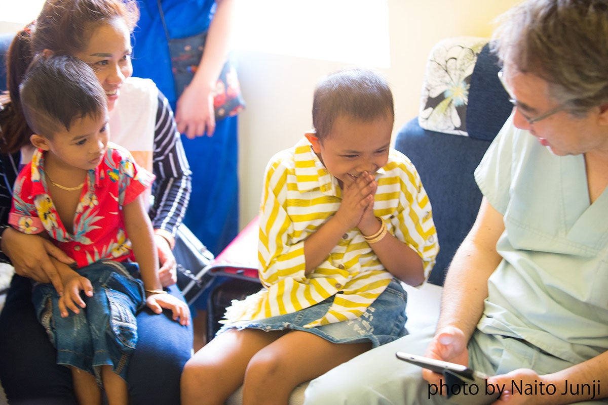 𠮷岡秀人 診察風景。カンボジアにて（2019年撮影） photo by Naito Junji