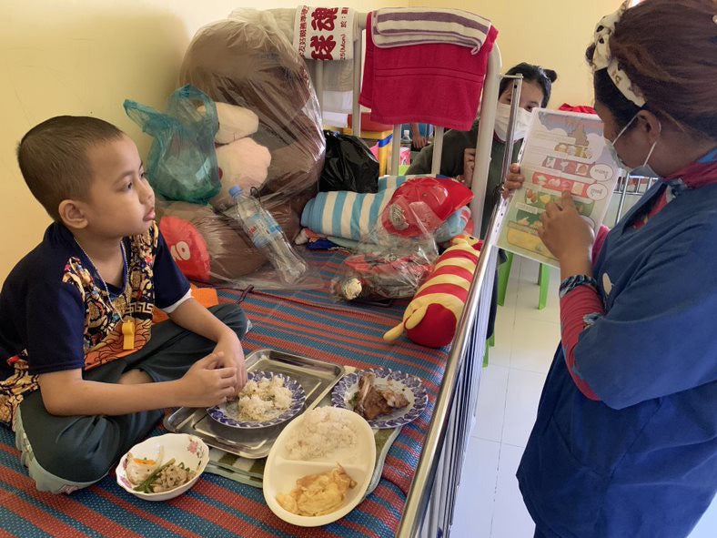 プロジェクト活動中の模様（現地スタッフによる、入院中の子どもへの給食提供と栄養教育）