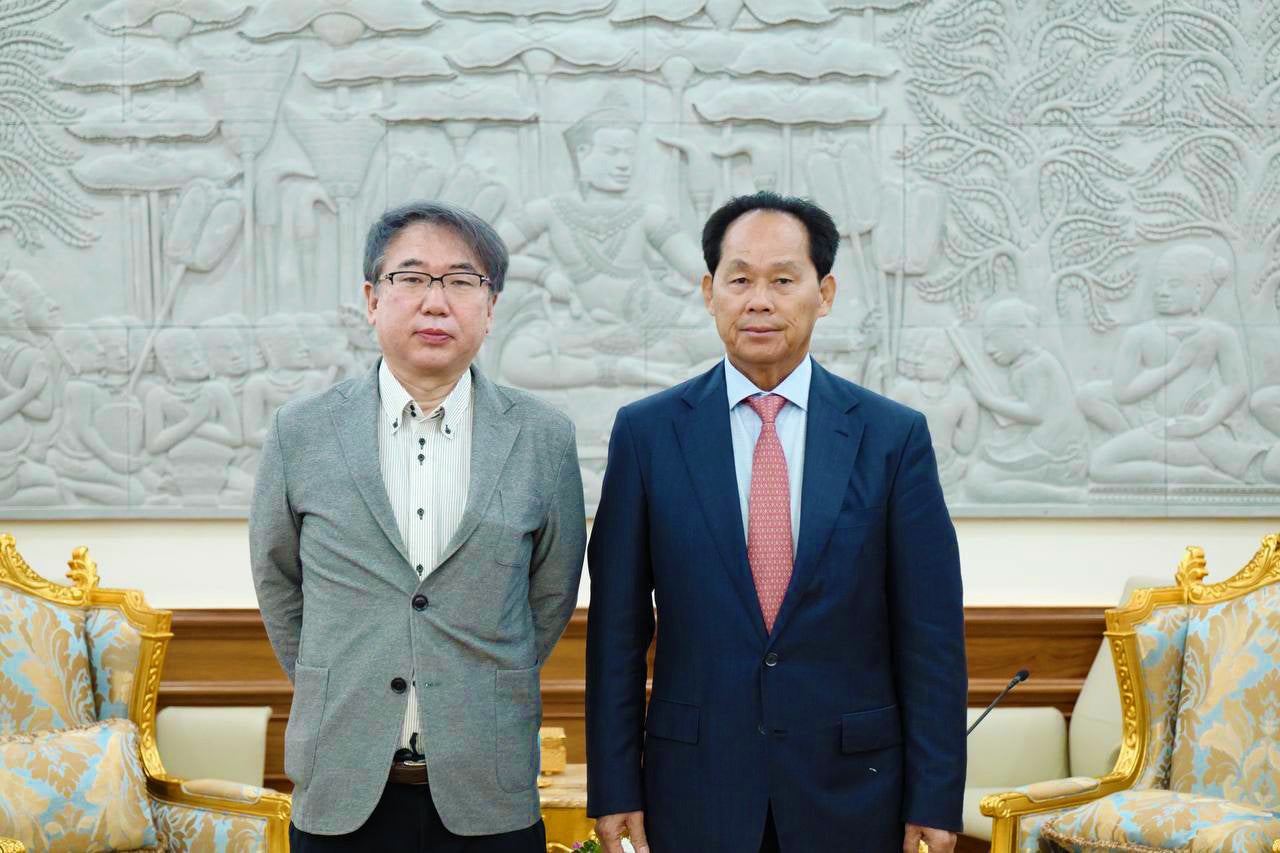 左：吉岡秀人（ジャパンハート創設者・最高顧問・小児外科医）右：チア・ソパラ氏（カンボジア副首相兼国土整備・都市計画・建設大臣）