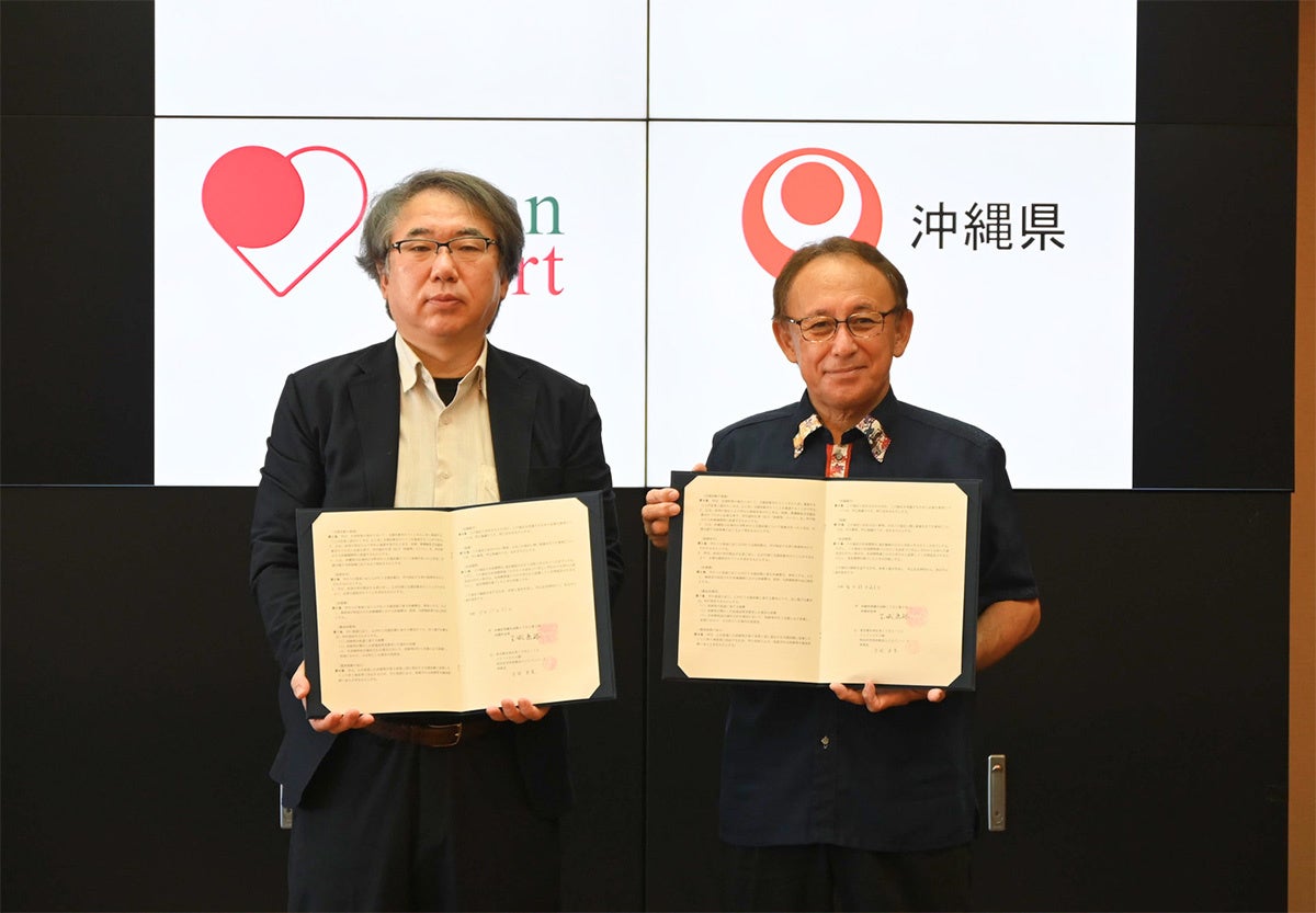 （左）吉岡秀人（右）玉城デニー知事