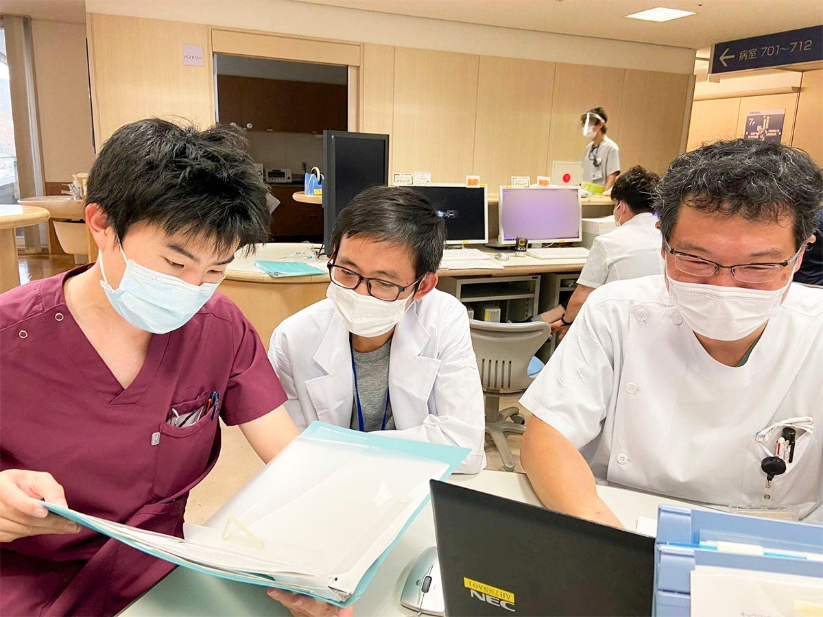 [上]来日治療の退院時[下]カンボジア人医師（中央）来日研修の様子