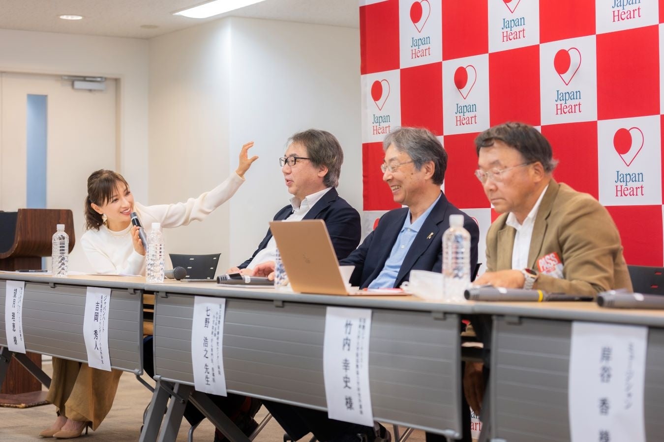 （写真奥）望月理恵。パネルディスカッションの様子