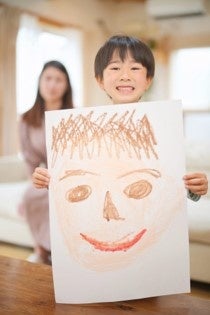 子供の描いた絵をほめる