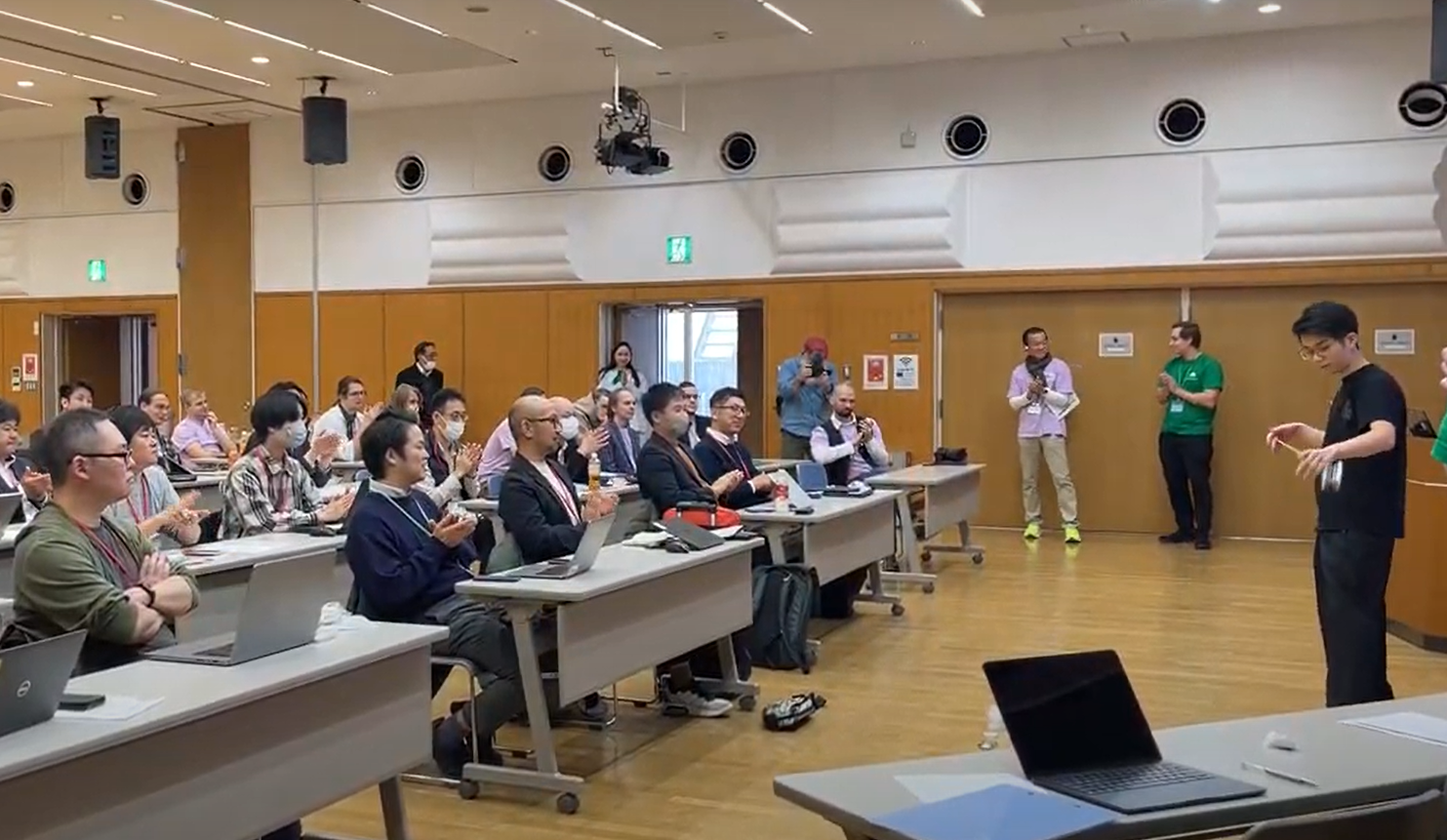 ヨーヨーパフォーマンスを繰り広げるConsoleilの吾郷雄飛氏