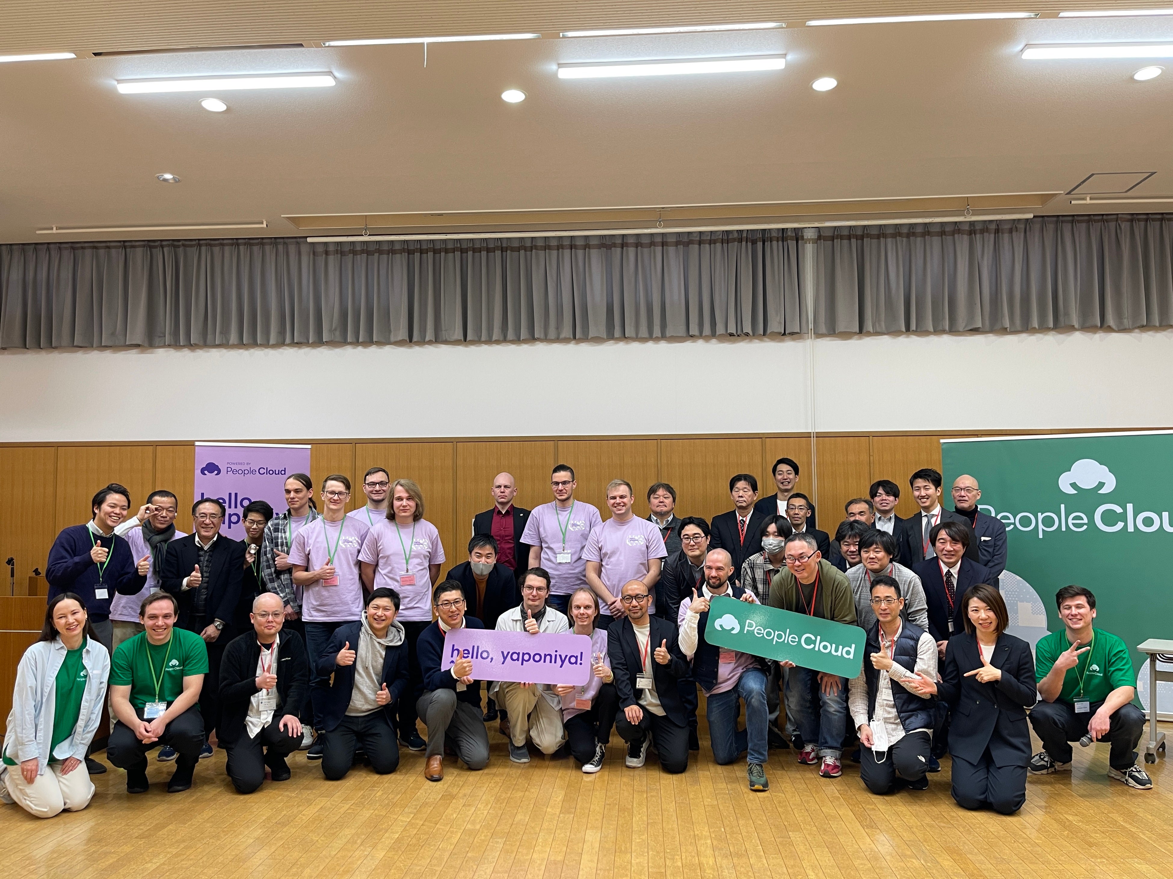 東欧のエンジニア、企業関係者、People Cloudスタッフの集合写真