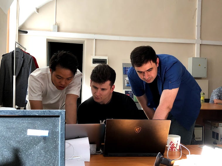 2017年ロシアで外国人として起業した牧野を技術面、法律面で支えてくれた現地の仲間たちが現在もIzumonomadで一緒に働く