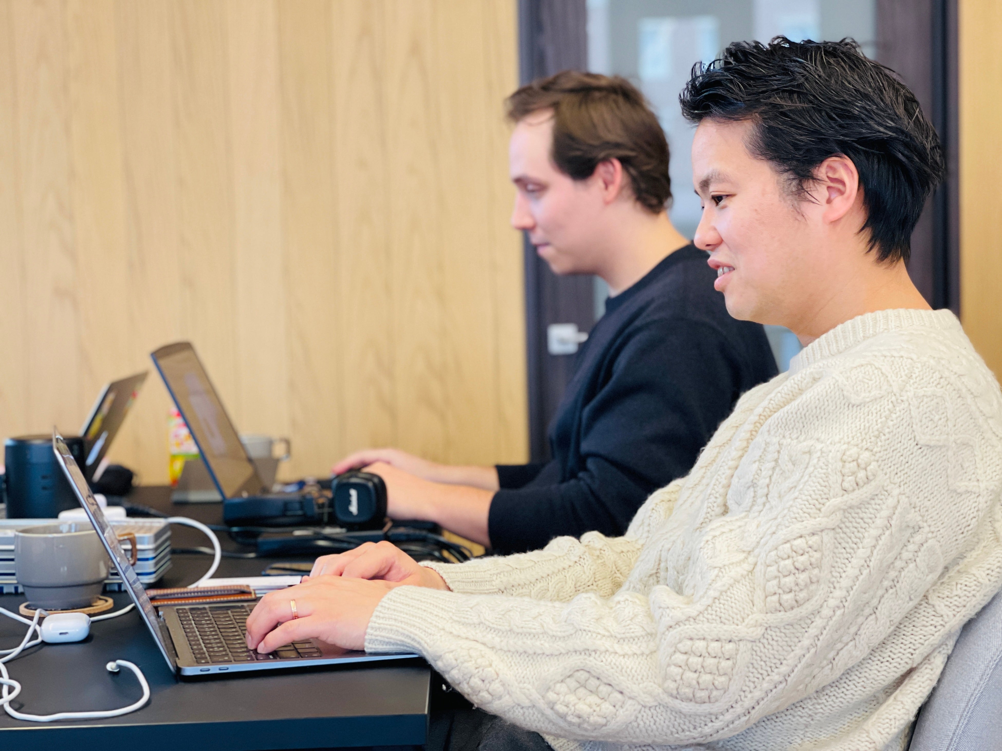 Izumonomadで働くPeople Cloud代表の牧野と外国人社員