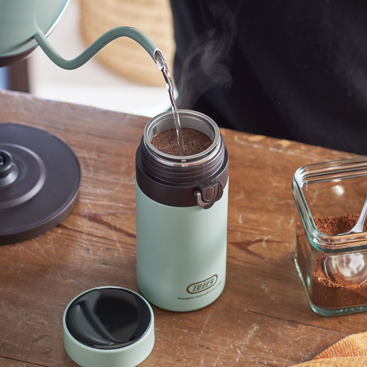 ② お湯を入れてドリップ