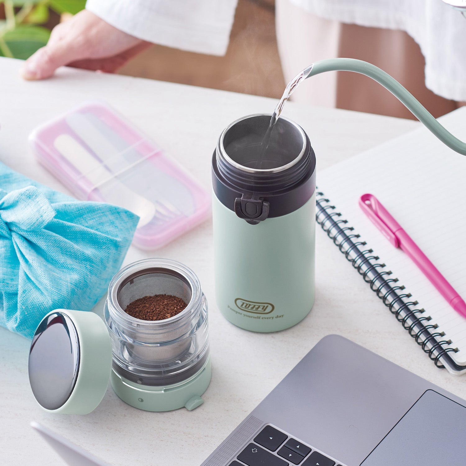 ① コーヒー粉とお湯を別々にセット