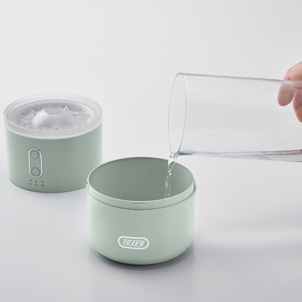 水を入れて吸水スティックをセットするだけ！