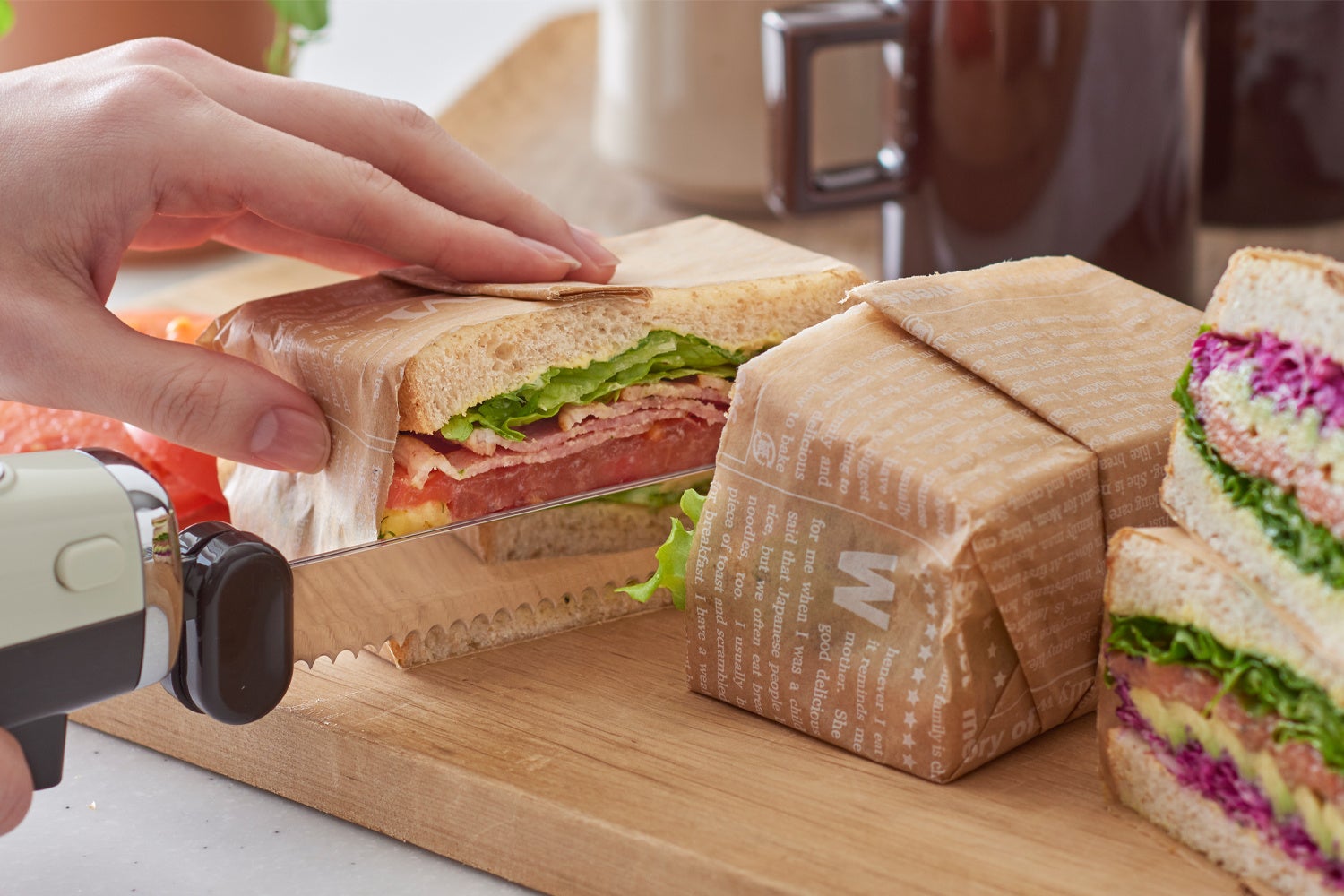 分厚いサンドイッチは 紙に包んだままでもOK