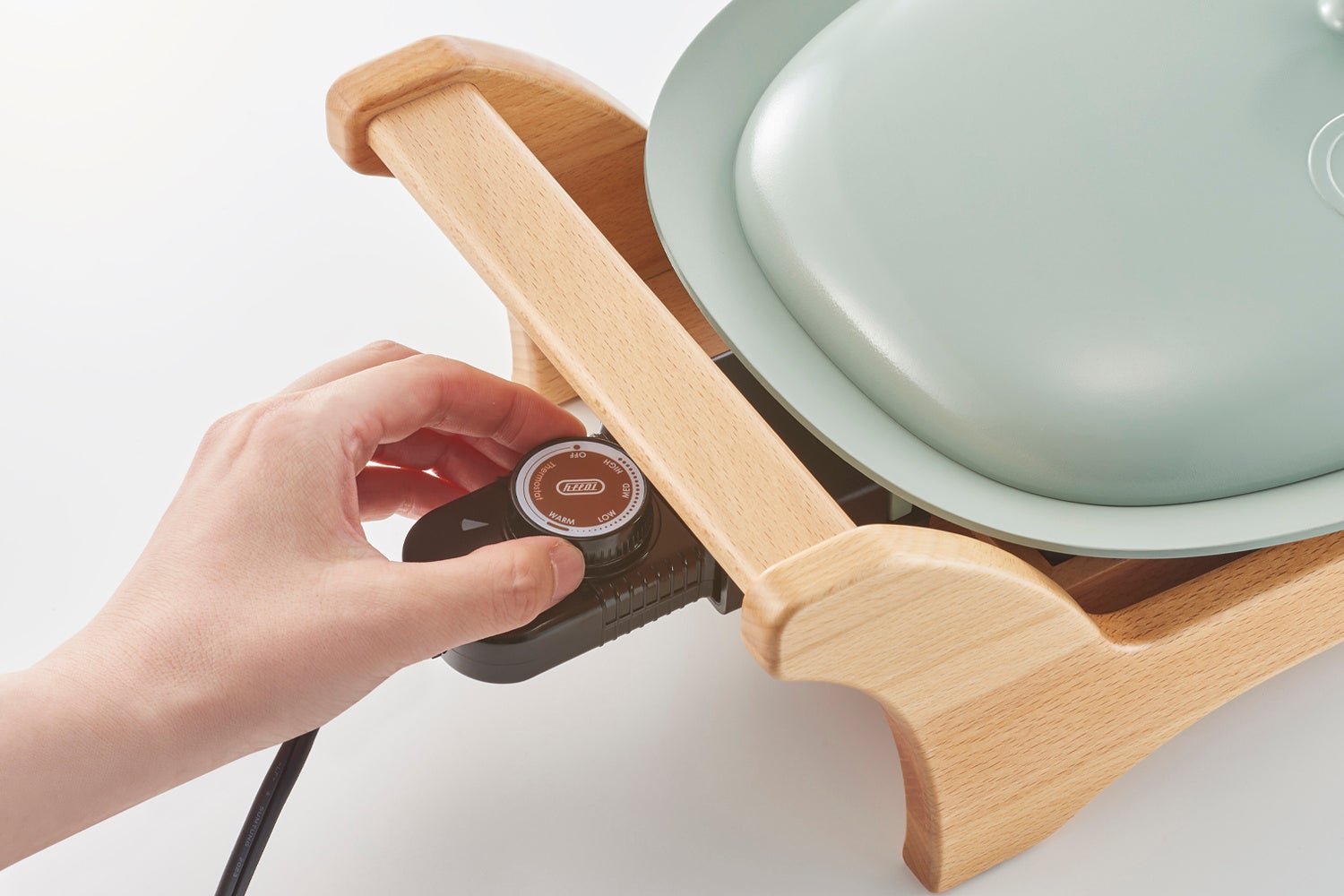 温度調節は見やすいダイヤル式。 保温からHIGH（約230℃）まで 無段階調節が可能です。