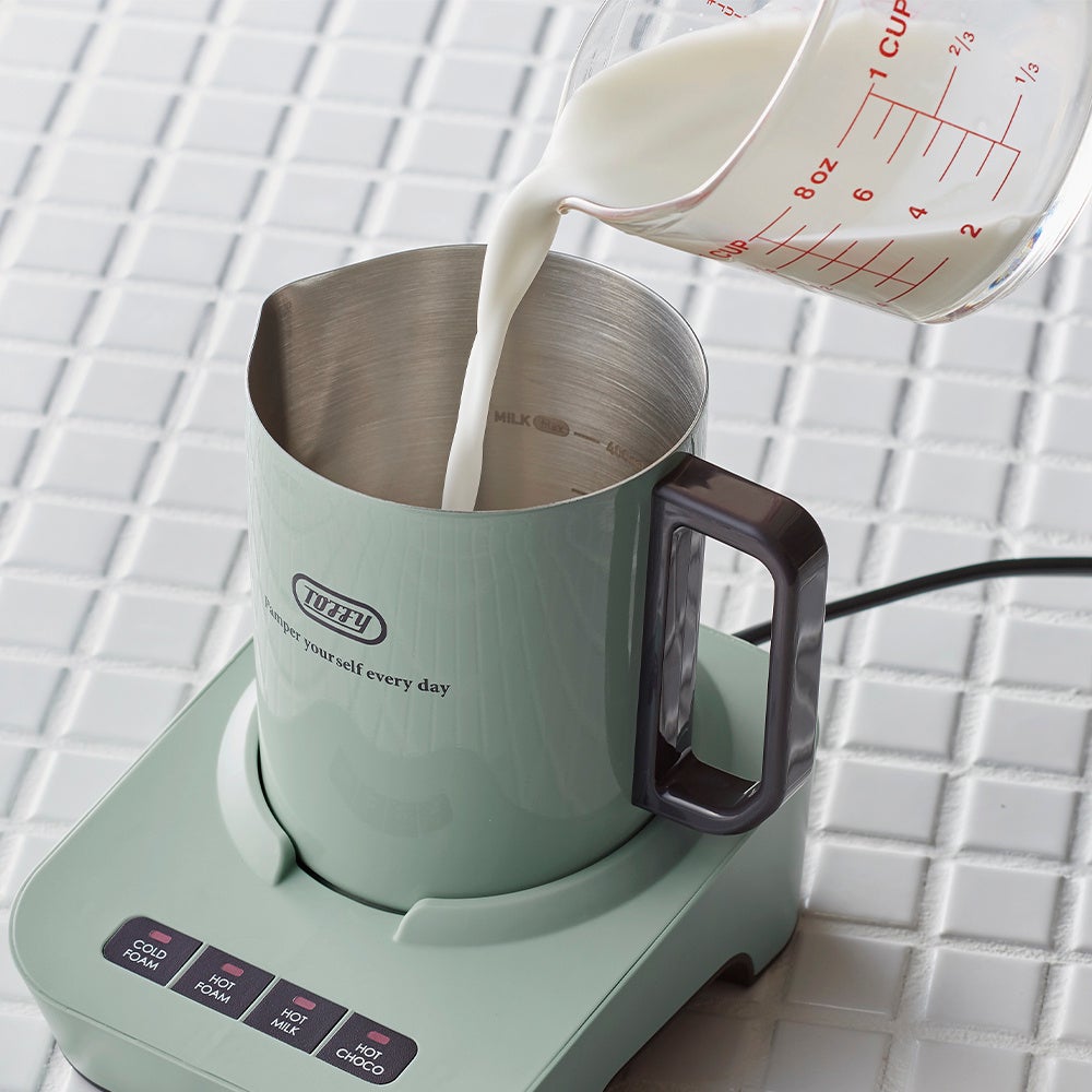 お好みの量のミルクを入れる