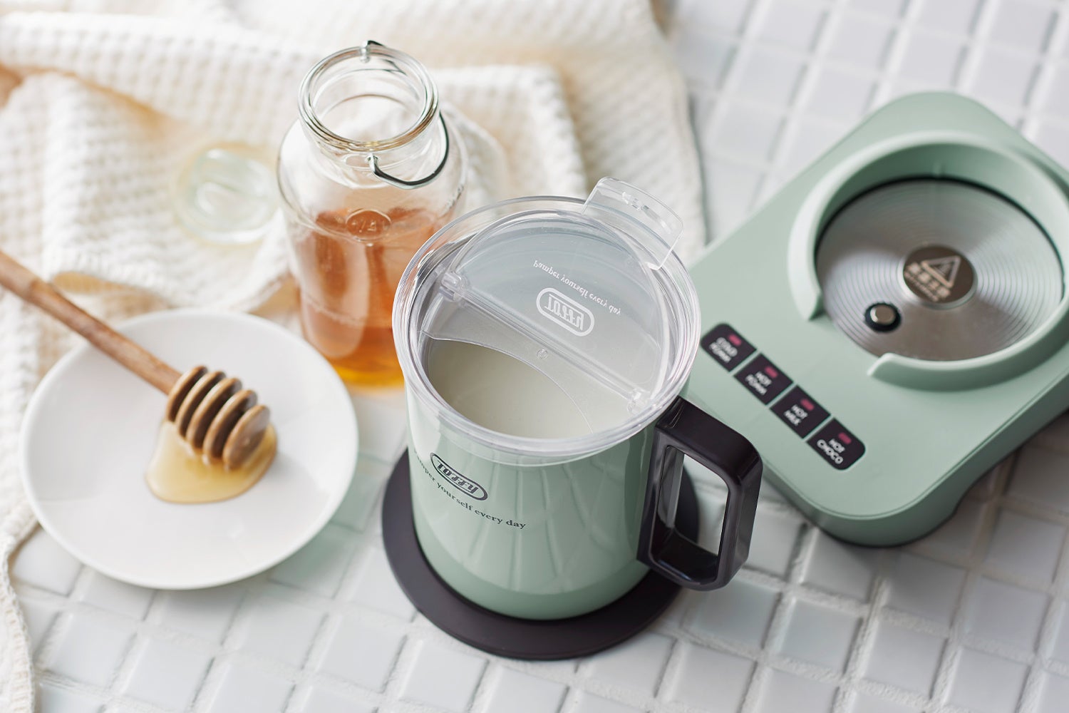 ホットミルク／約６５℃に加熱しながらかき混ぜます。（調理例：ホットミルク、インスタントスープ（粉末））