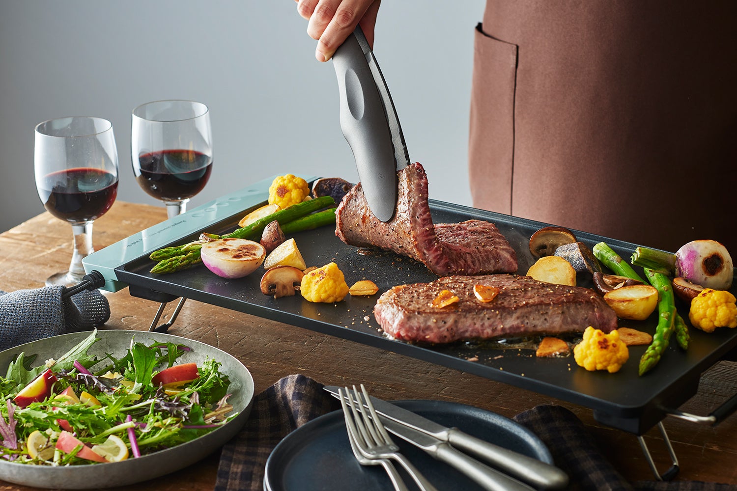 厚さ3㎝でスッキリ収納。使いたい時にサッと取り出して広々調理