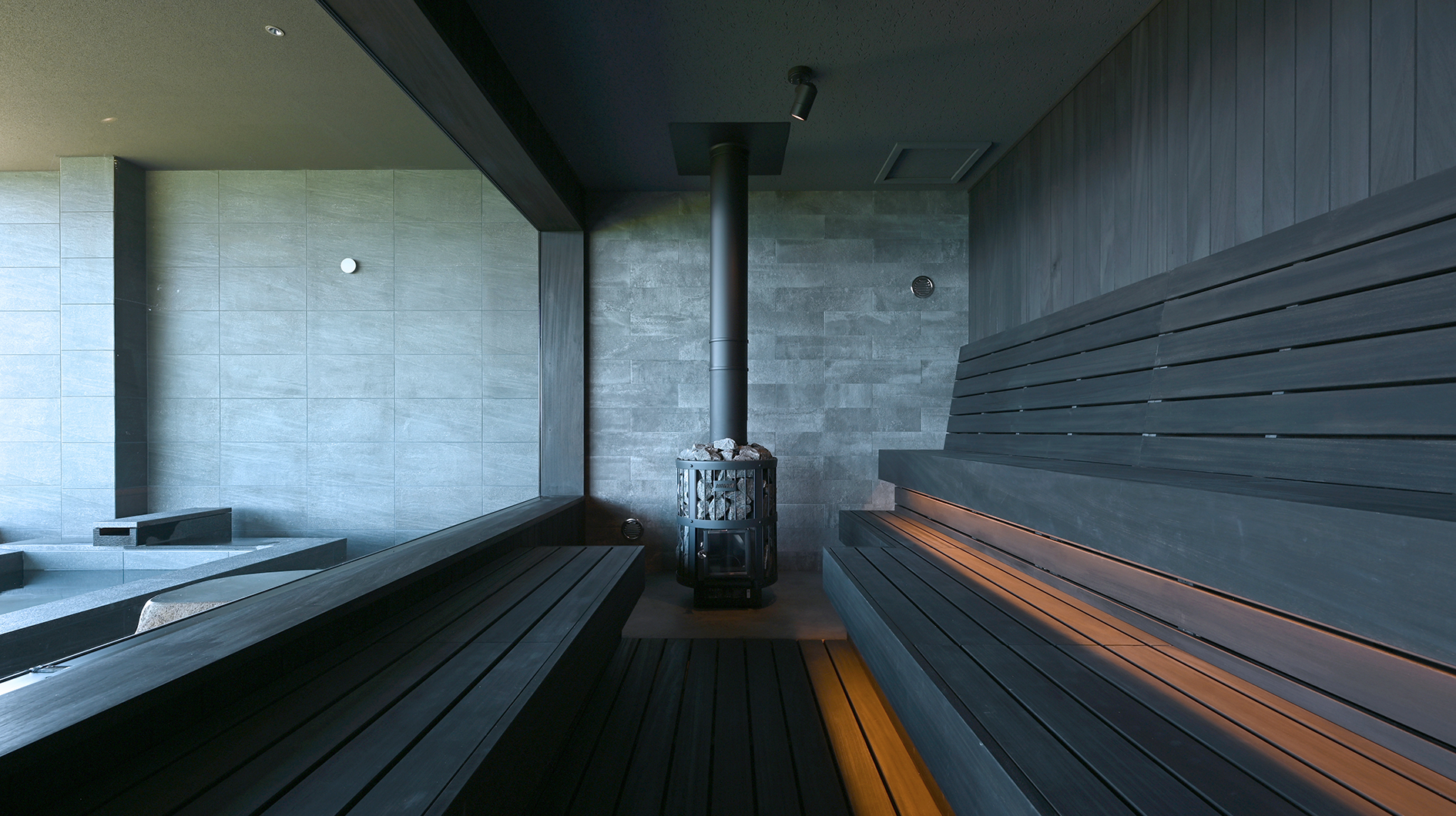 大きな窓から七尾湾を一望できる、6人入ってもゆったりの貸切サウナ。