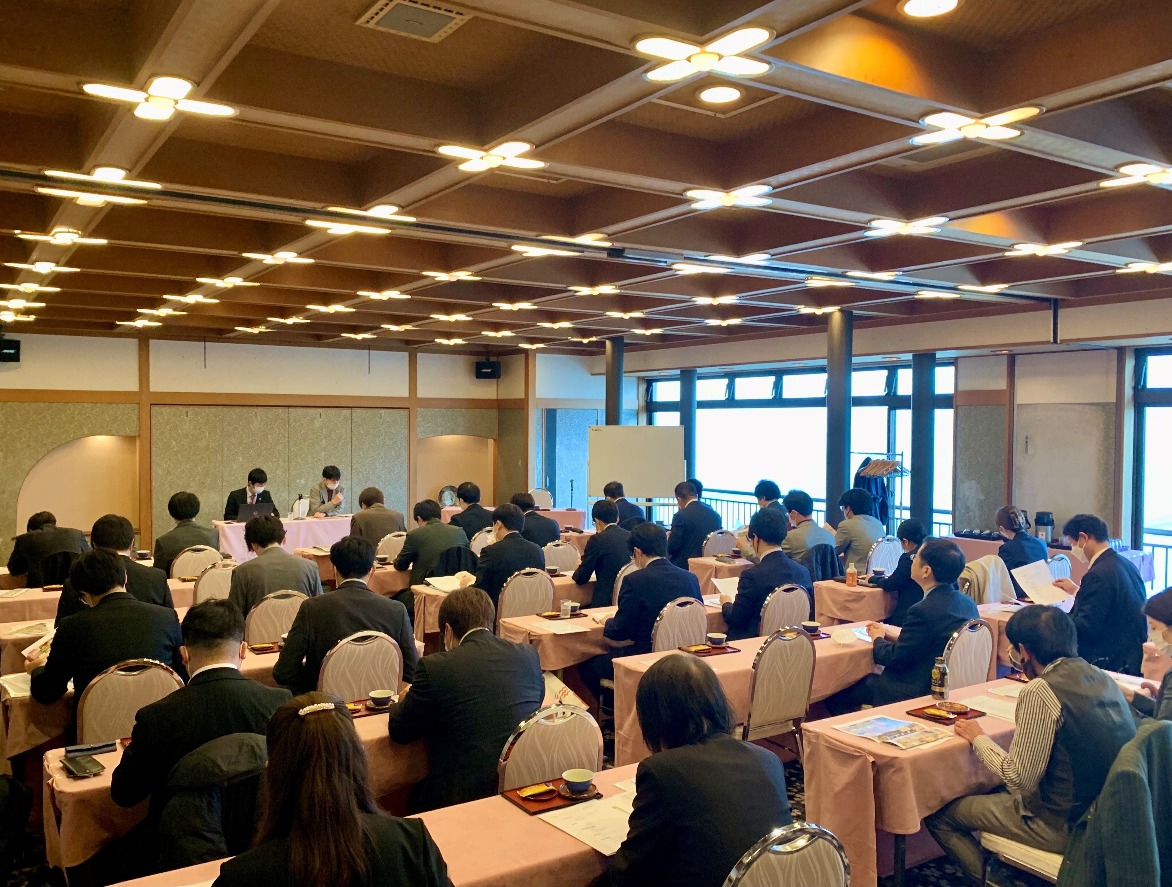 海が一望できる会場での会議は普段とは違い、皆の気合いも入ります。