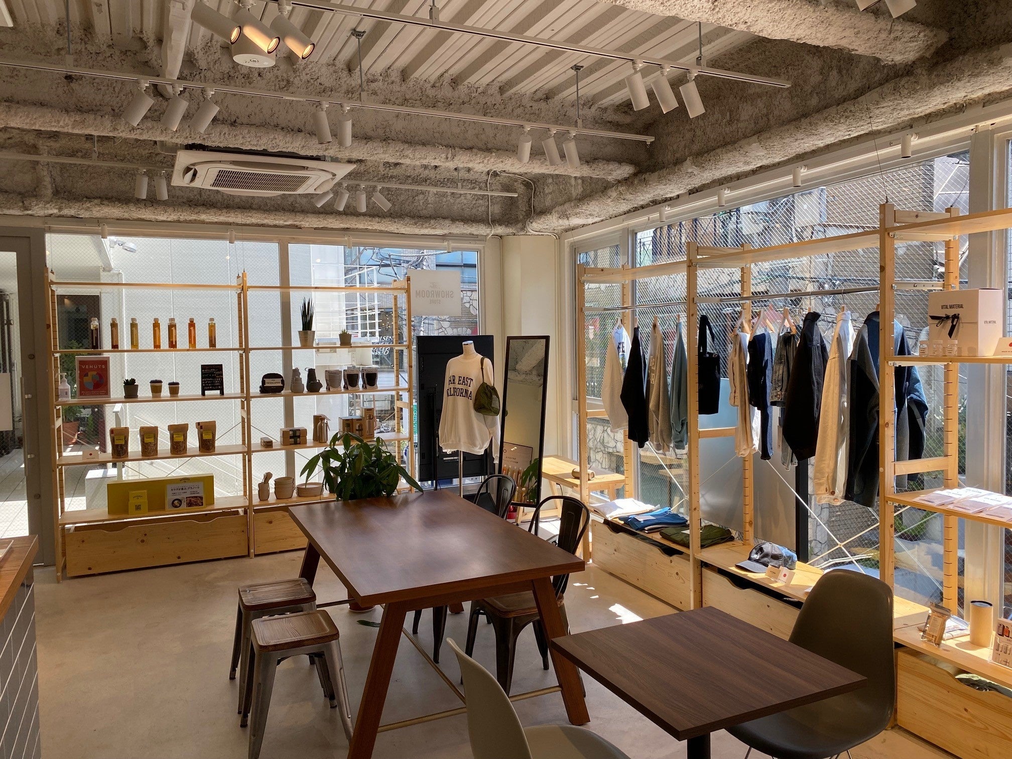 サステナビリティに拘り、アパレル展示会やポップアップで商品を販売する事も出来る新しい形のショールーム型カフェ The SHOWROOM Store&Cafeが、東京都渋谷区神宮前にオープン ...