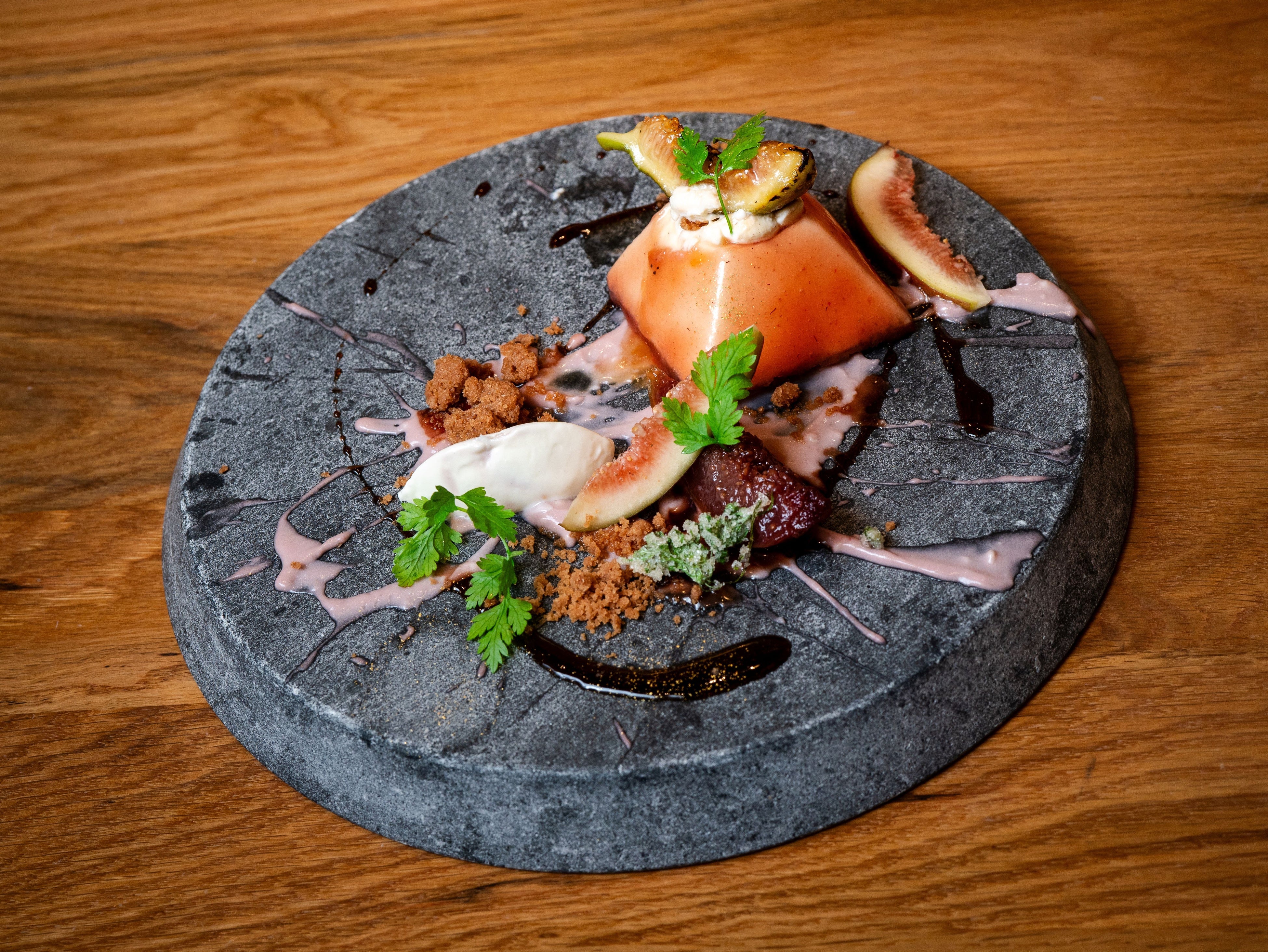 カマンベールムースのピラミッド、イチジク添え