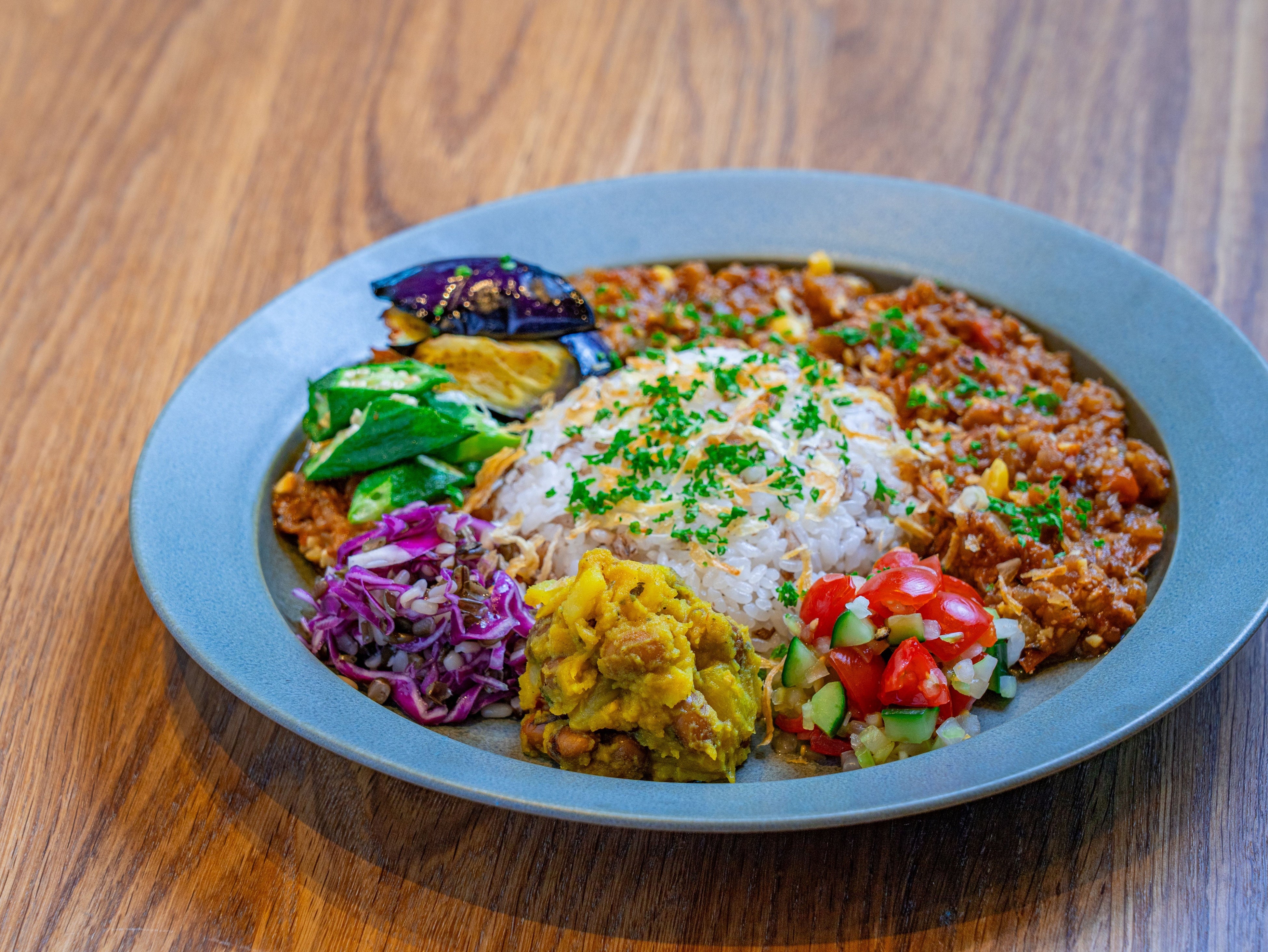 大豆のフムスとナス、オクラのスパイスカレー