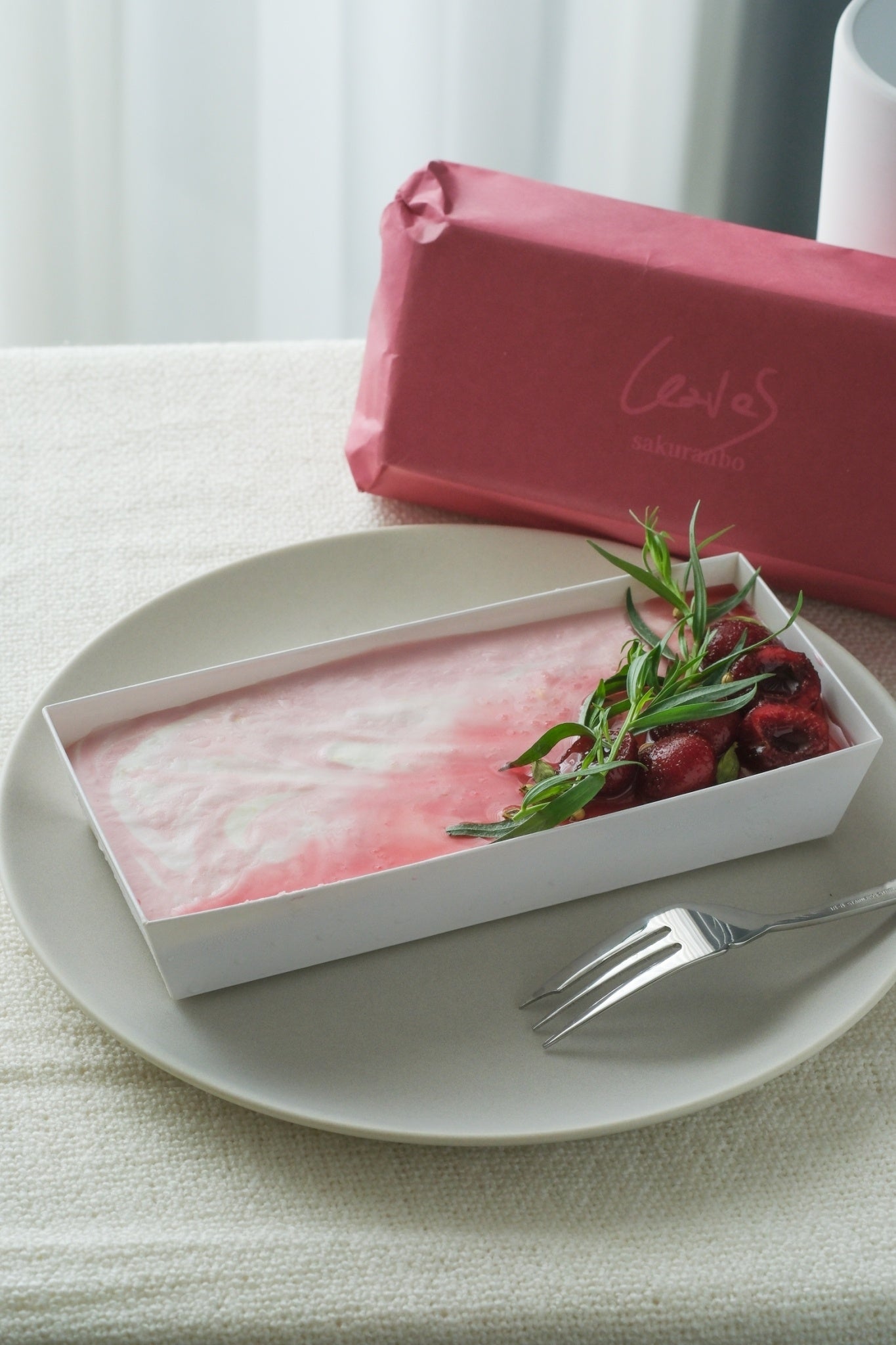 Leaves レアチーズケーキBOX　さくらんぼ　¥2,700-(税込)