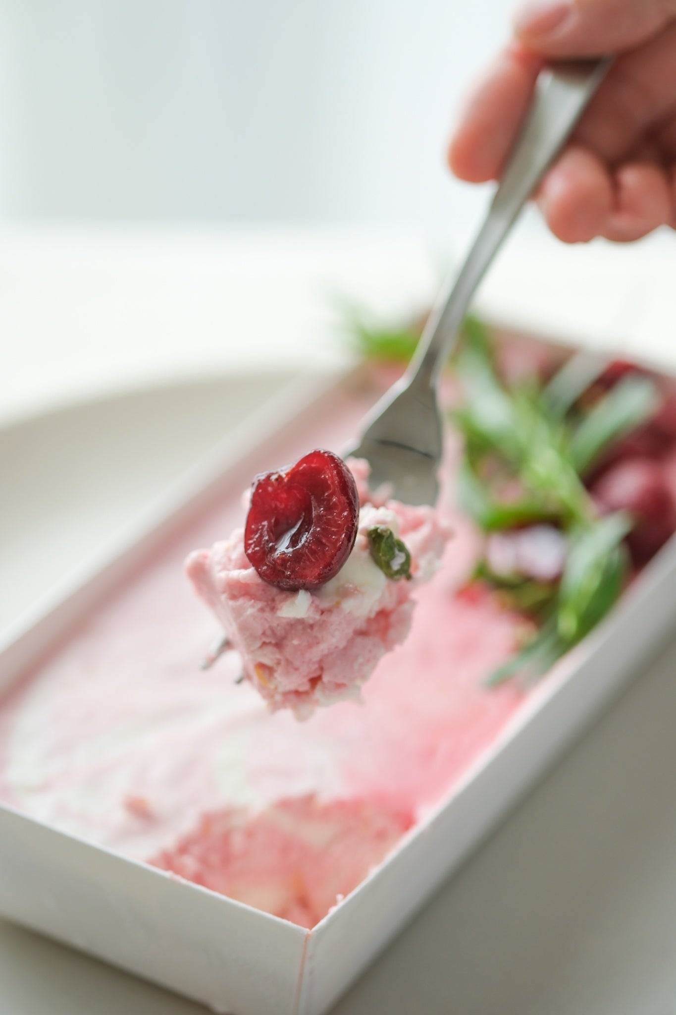 さくらんぼのレアチーズケーキとブラックチェリーとスパイスのソースのマリアージュ