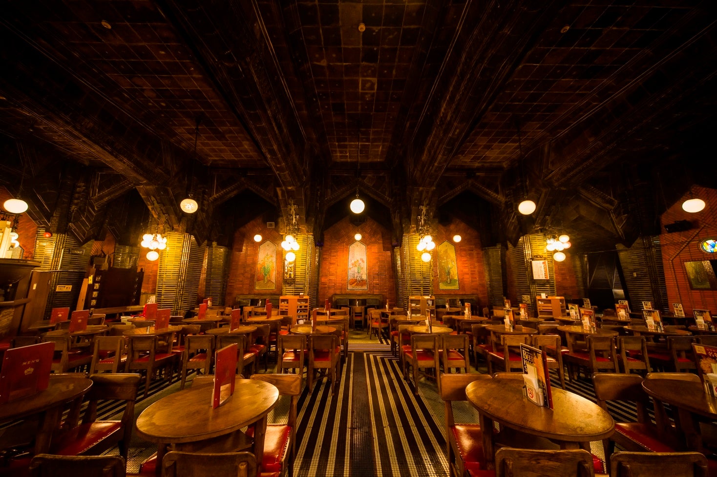 豊かな実りをはぐくむ大地をイメージした店内の赤レンガの壁