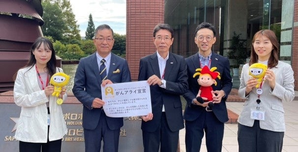 ポッカサッポロフード＆ビバレッジ（株）代表取締役社長　時松 浩（左から2番目）、取締役常務執行役員　宮石 徹（中央）と人事部及び「Can Stars」メンバー