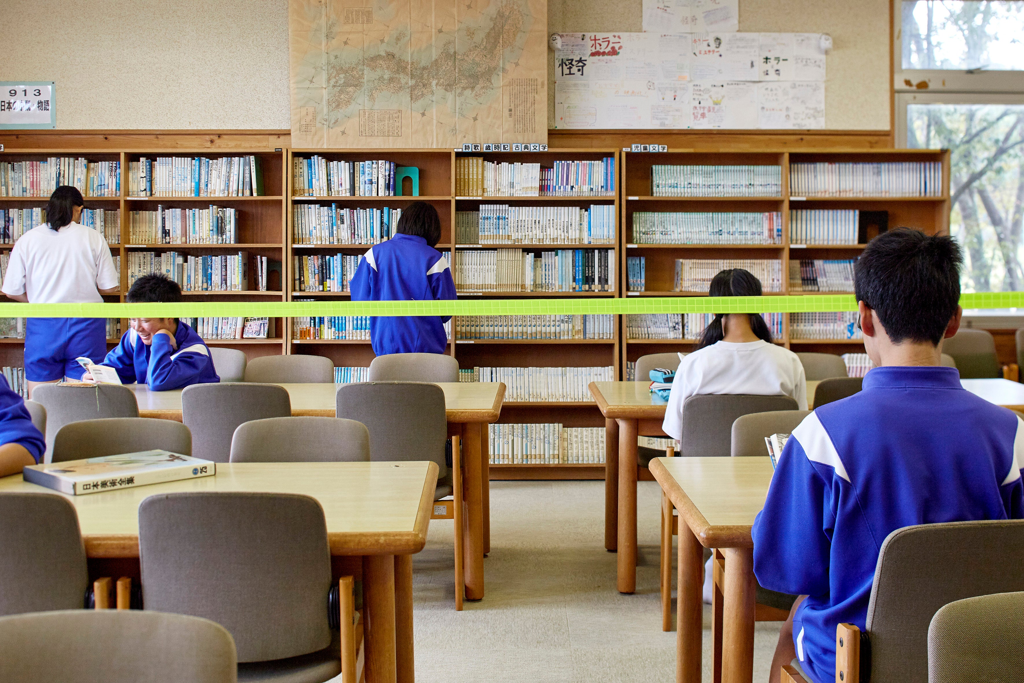 飯川雄大《デコレータークラブ—遠近の設計図》2019年 高萩市松岡中学校「県北芸術村推進事業交流型アートプロジェクト2019」の展示風景 Photo：Takafumi Sakanaka
