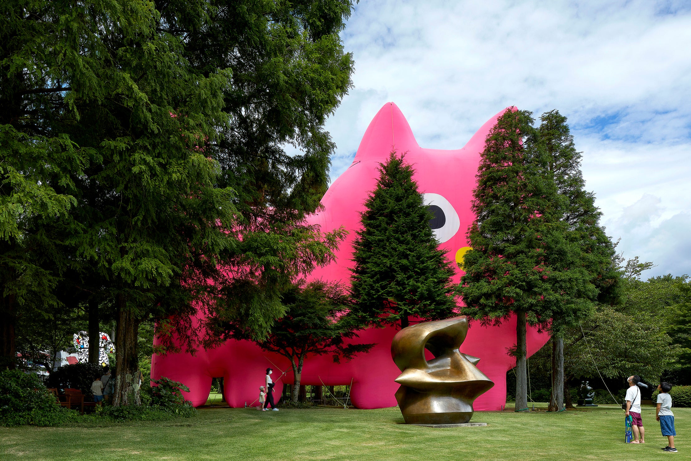 飯川雄大《デコレータークラブ—ピンクの猫の小林さん》2022年 彫刻の森美術館「デコレータークラブ：同時に起きる、もしくは遅れて気づく」の展示風景 Photo：Takafumi Sakanaka