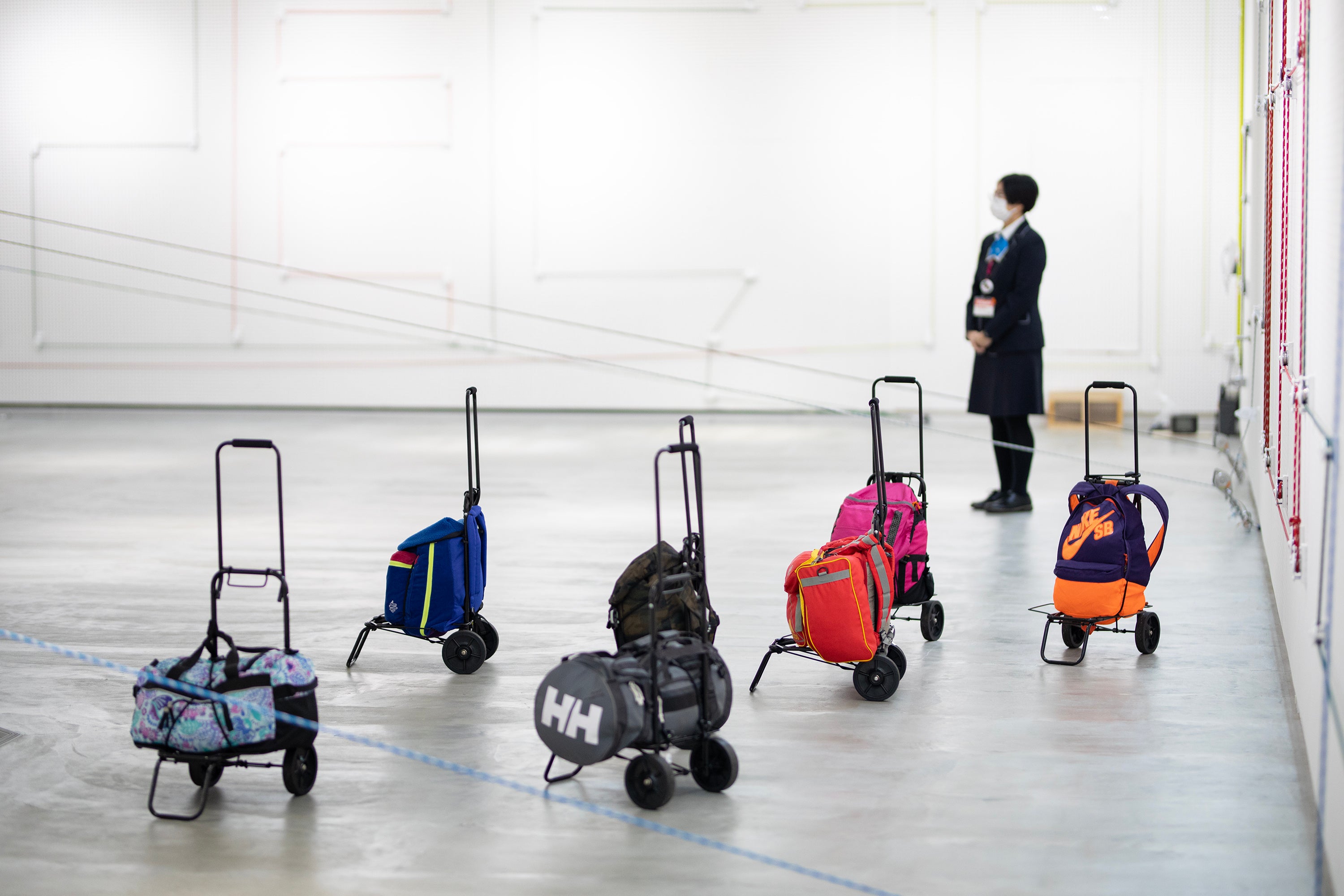 飯川雄大《デコレータークラブ—新しい観客》2022年 彫刻の森美術館「デコレータークラブ：同時に起きる、もしくは遅れて気づく」の展示風景 Photo：Takehiro Iikawa