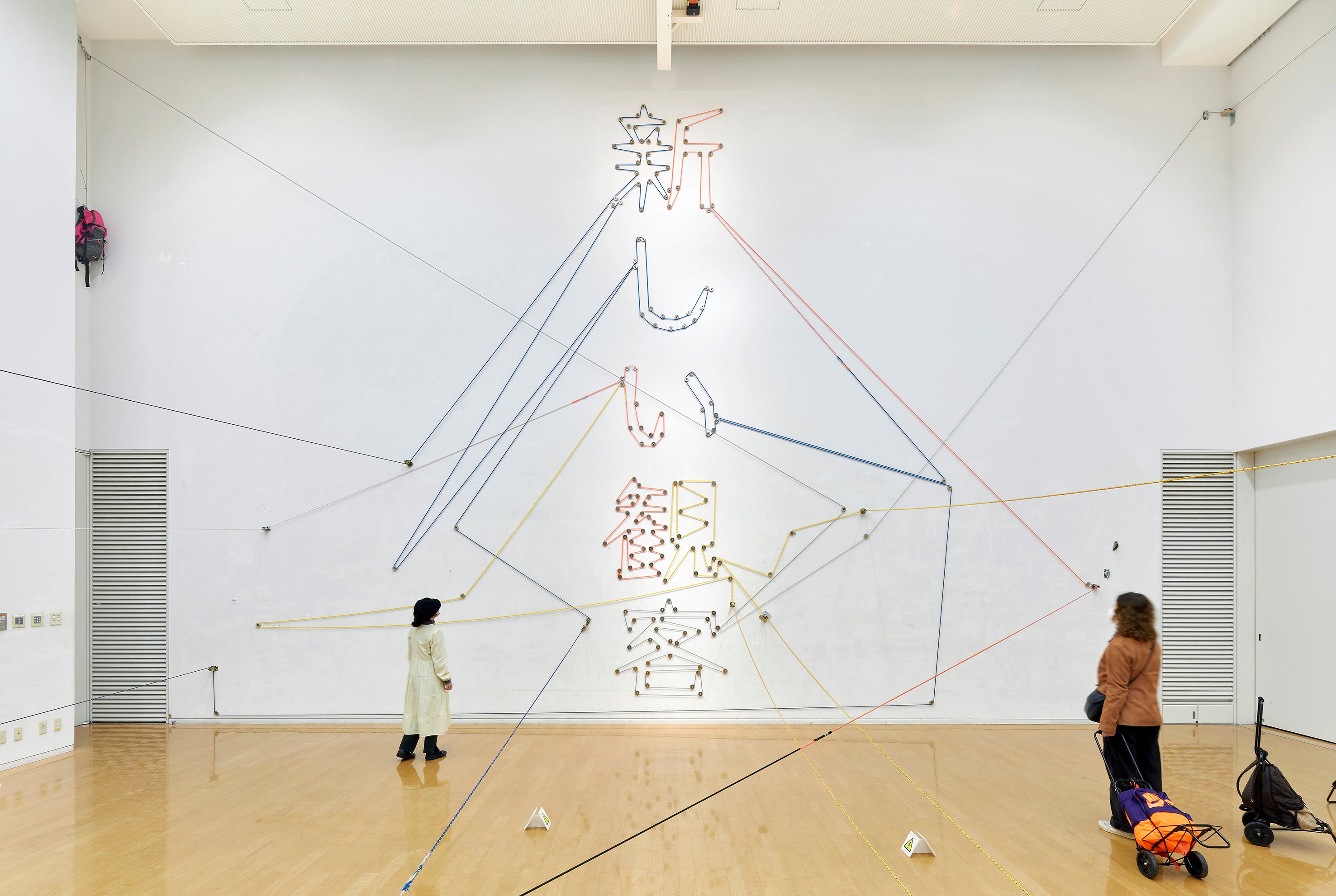 飯川雄大《デコレータークラブ—メイクスペース、ユーズスペース》2018年 兵庫県立美術館「デコレータークラブ：メイクスペース、ユーズスペース」の展示風景 Photo：Takafumi Sakanaka