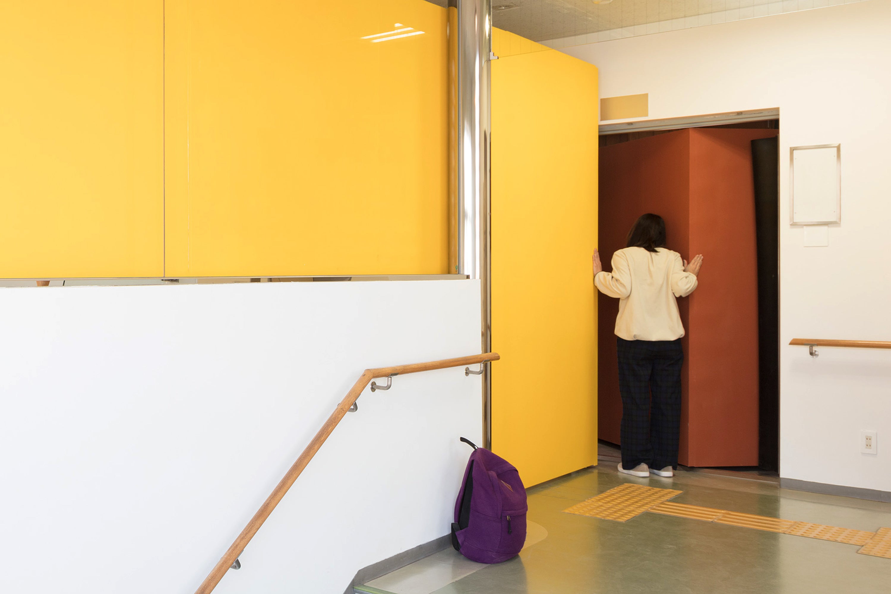 飯川雄大《デコレータークラブ—配置・調整・周遊》2022年 あまらぶアートラボ A-Lab「デコレータークラブ：配置·調整·周遊」の展示風景 Photo：Hyogo Mugyud