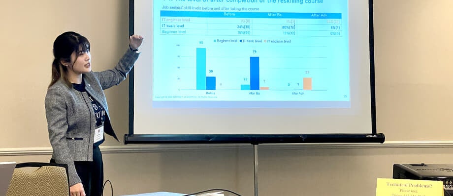 ハワイ国際教育学会2023での発表の様子