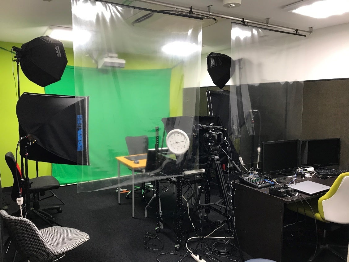 撮影スタジオとクロマキ―合成用グリーンバック