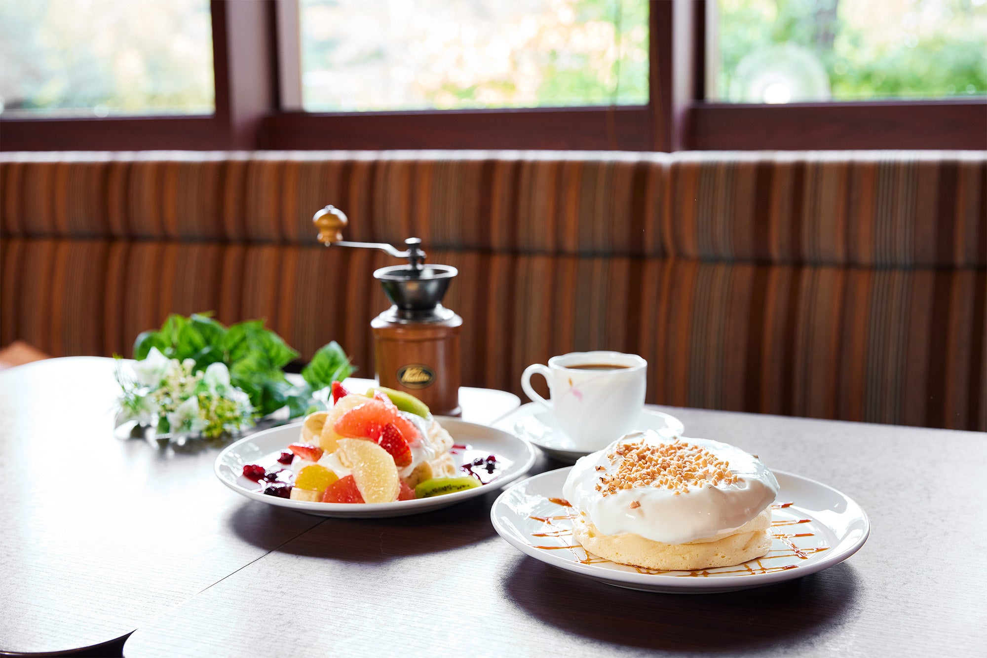 人気の特製クリームのリコッタパンケーキとフルーツパンケーキ