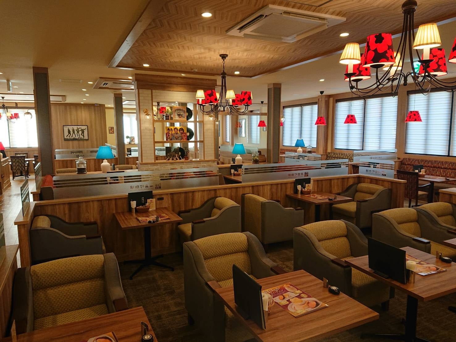 居心地のよいソファ席が並ぶ、清瀬店の店内