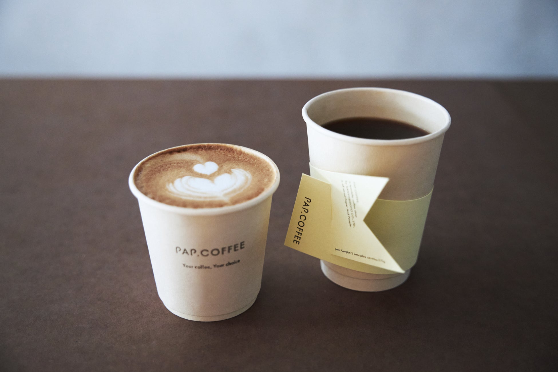 (左:カフェラテ、右:ハンドドリップ タイ メ―チャンタイ村のウォッシュド ホット)