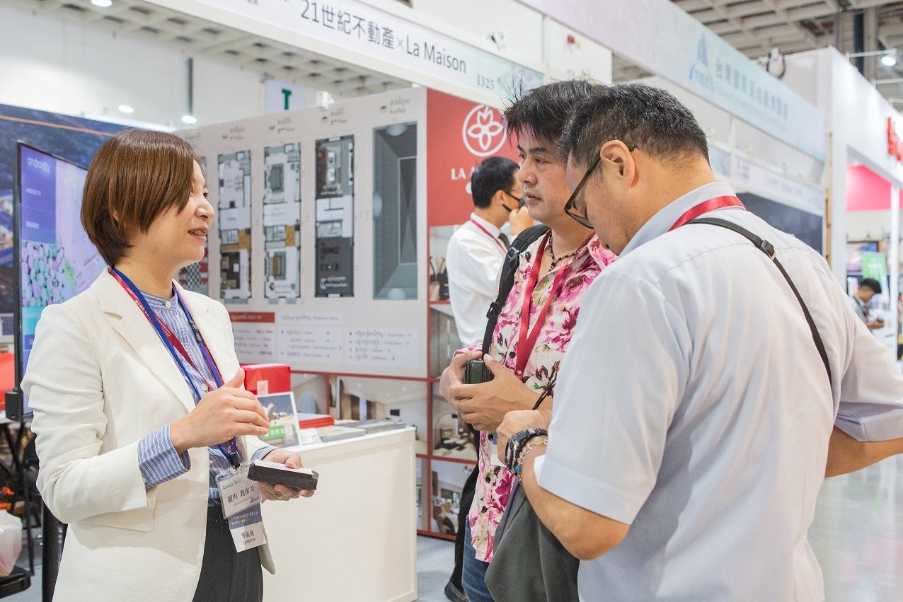 台湾人と話をする薮内