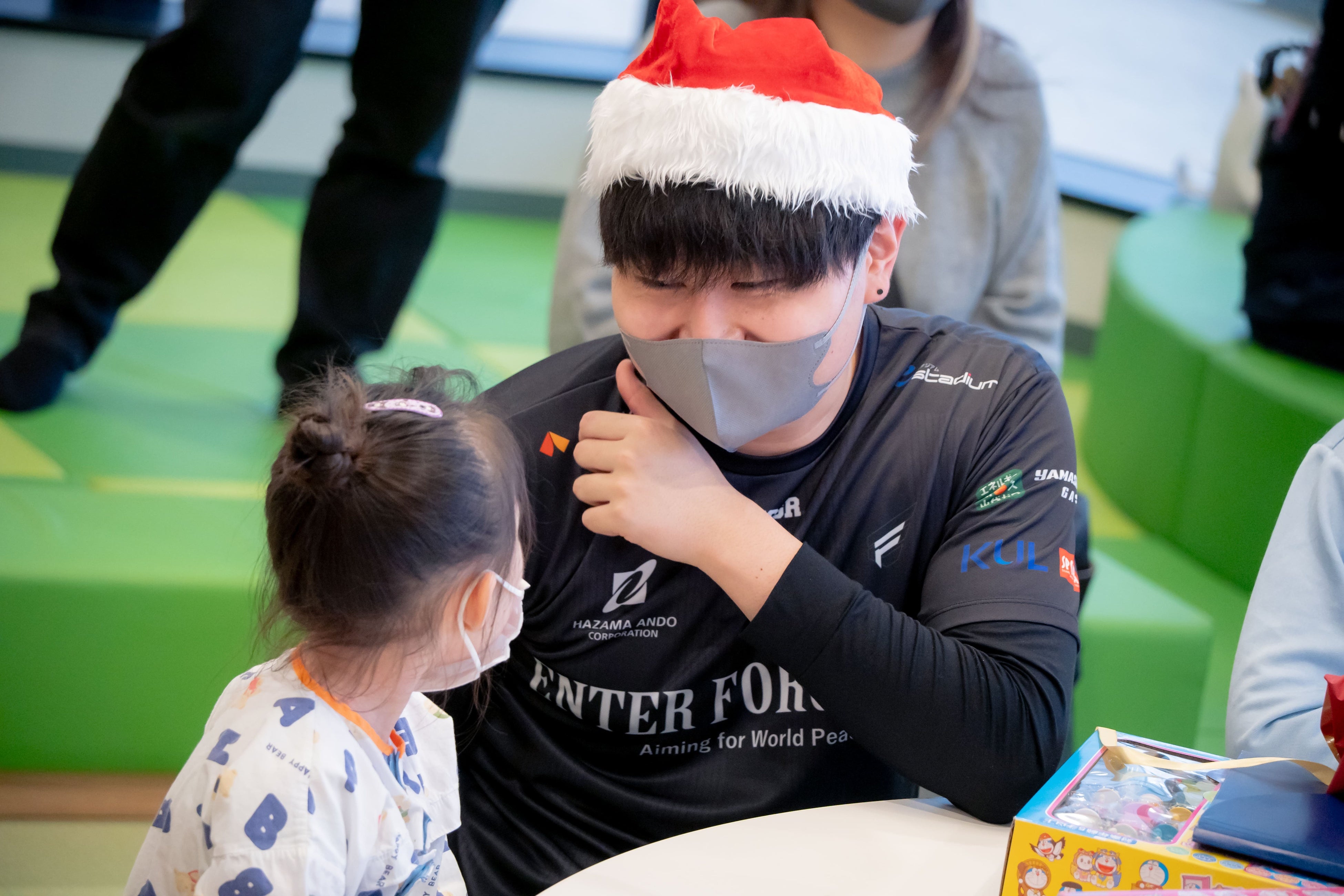 eスポーツチーム、入院中の子供たちへPC寄贈！感動のクリスマス