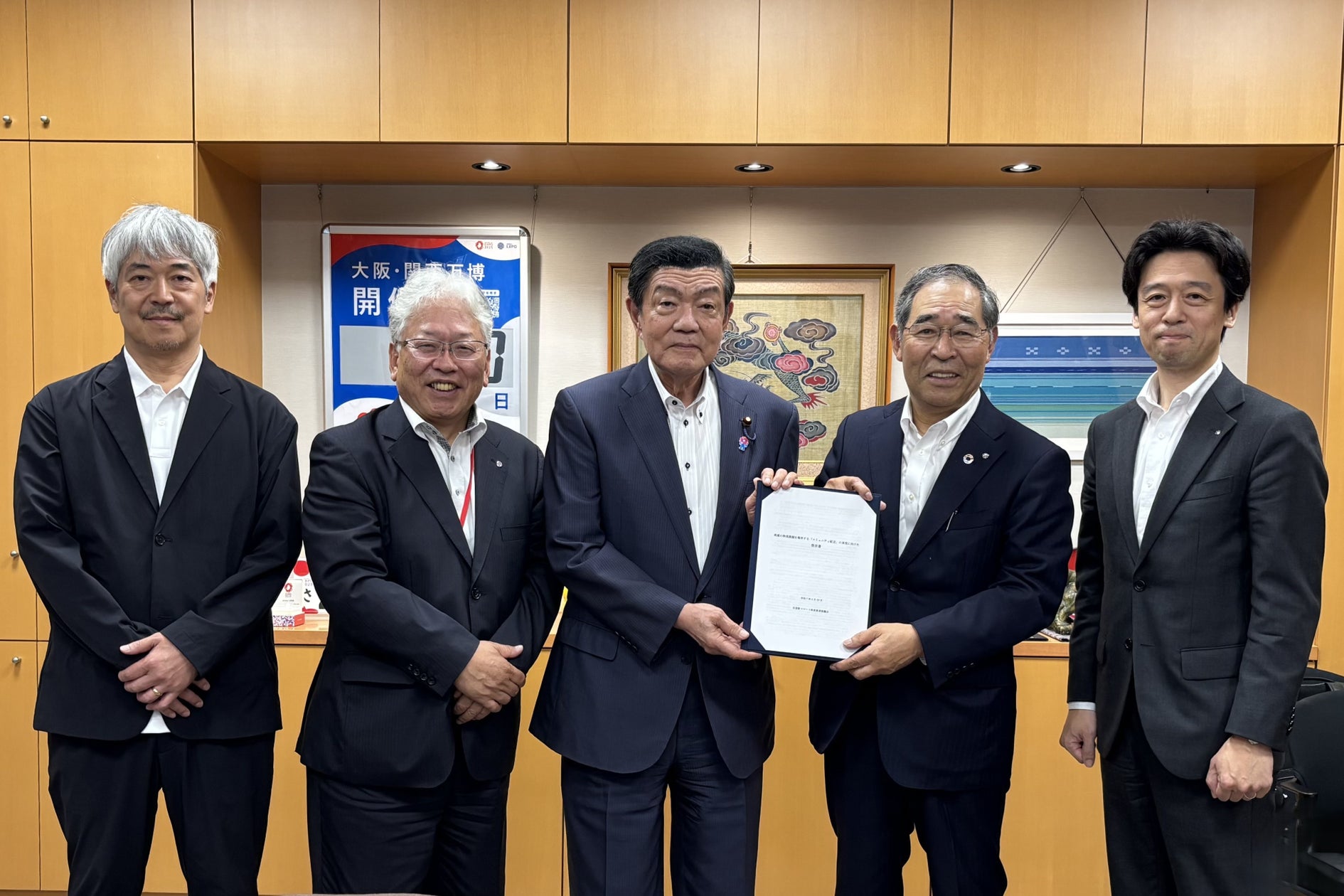 地域物流の未来を拓く 「コミュニティ配送」提言書を伊東内閣府特命担当大臣に手交 | 全国新スマート物流推進協議会のプレスリリース