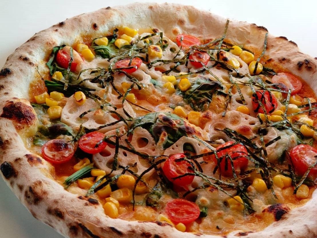 佐賀県の美味しさが詰まったピザ  生地：県産小麦「はる風ふわり」、加唐島産「一の塩」、「椿油」  トッピング：県産野菜（れんこん、海苔、トマト、ほうれん草）