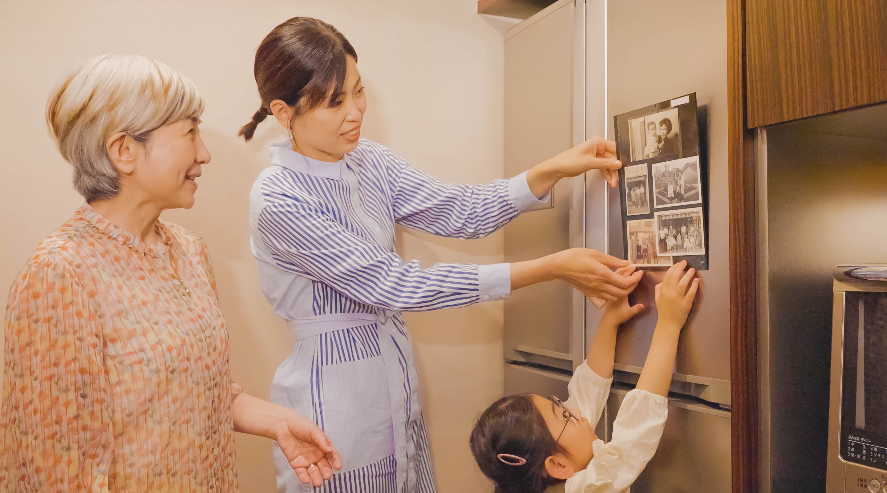 お気に入りの写真は、スチール製の壁や冷蔵庫に貼って