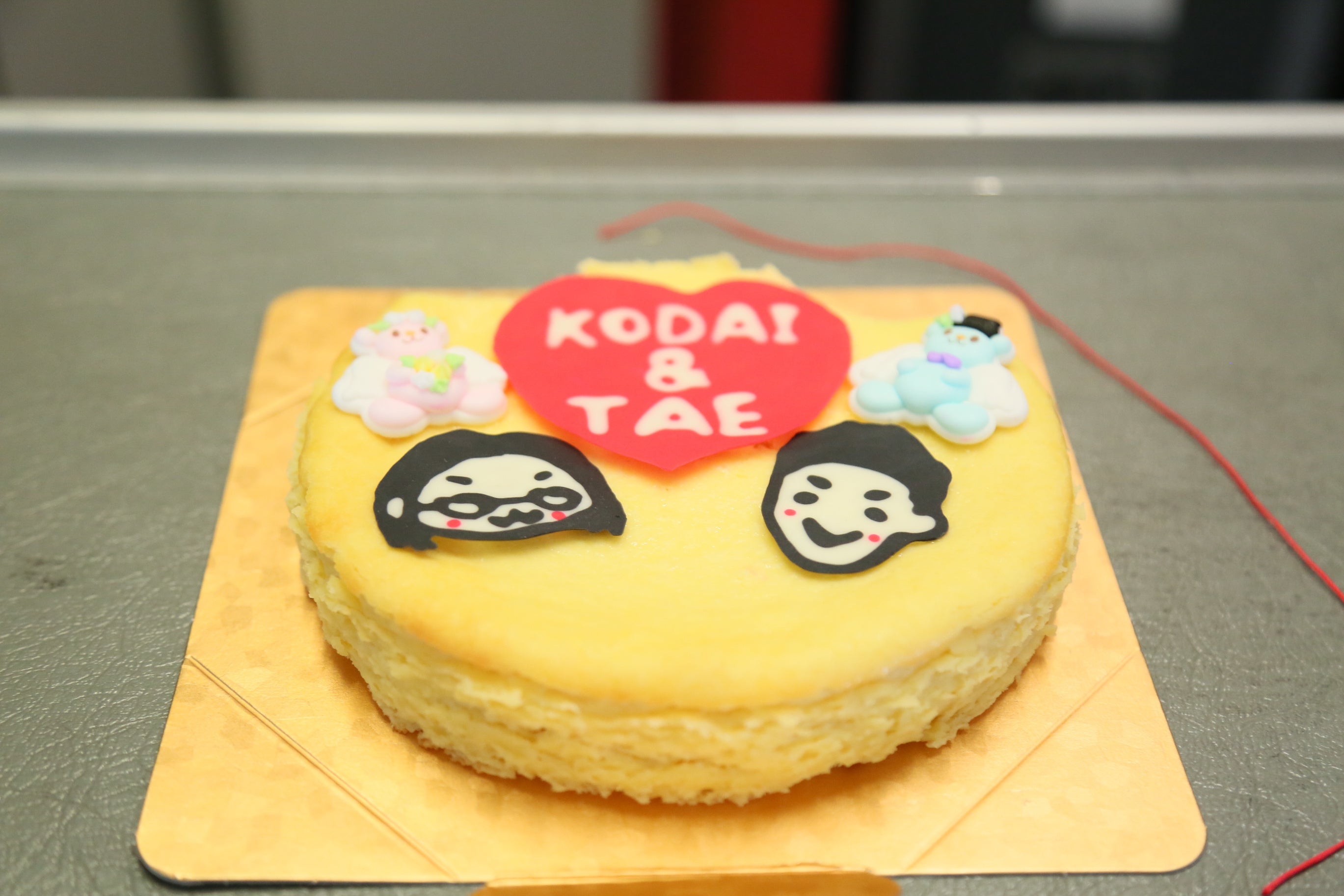 二人の似顔絵が入った新婦手作りケーキ