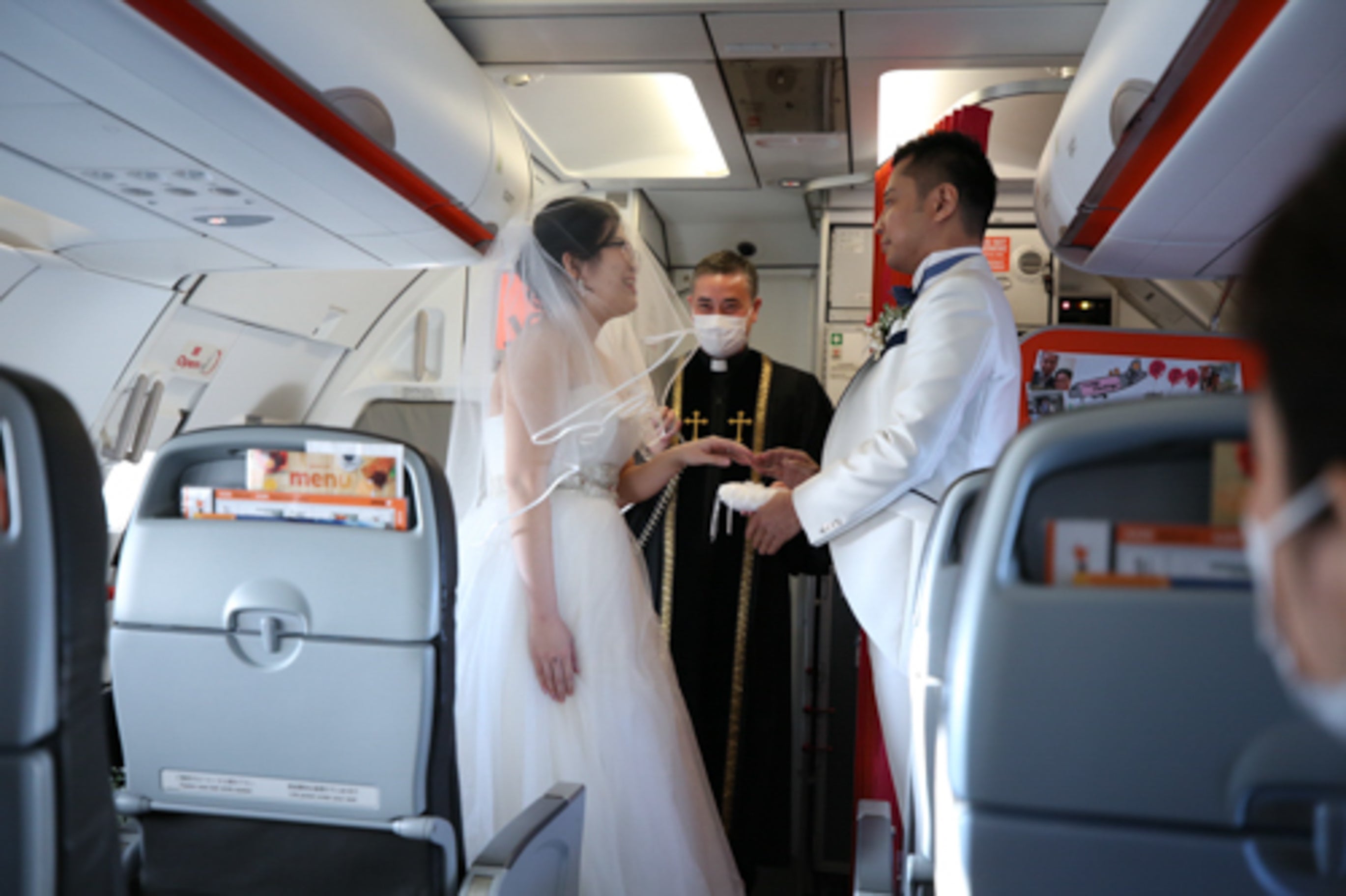 指輪を交換する二人