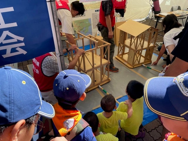 耐震実験の体験 家の模型を揺らして耐震の効果を実験してみよう。