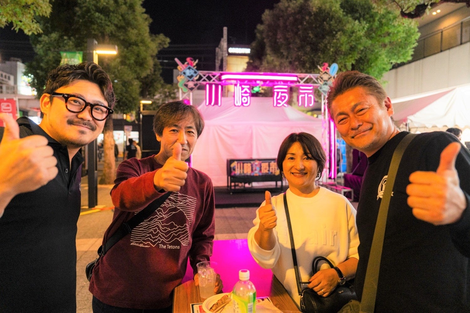 今やお馴染みのネオン看板!