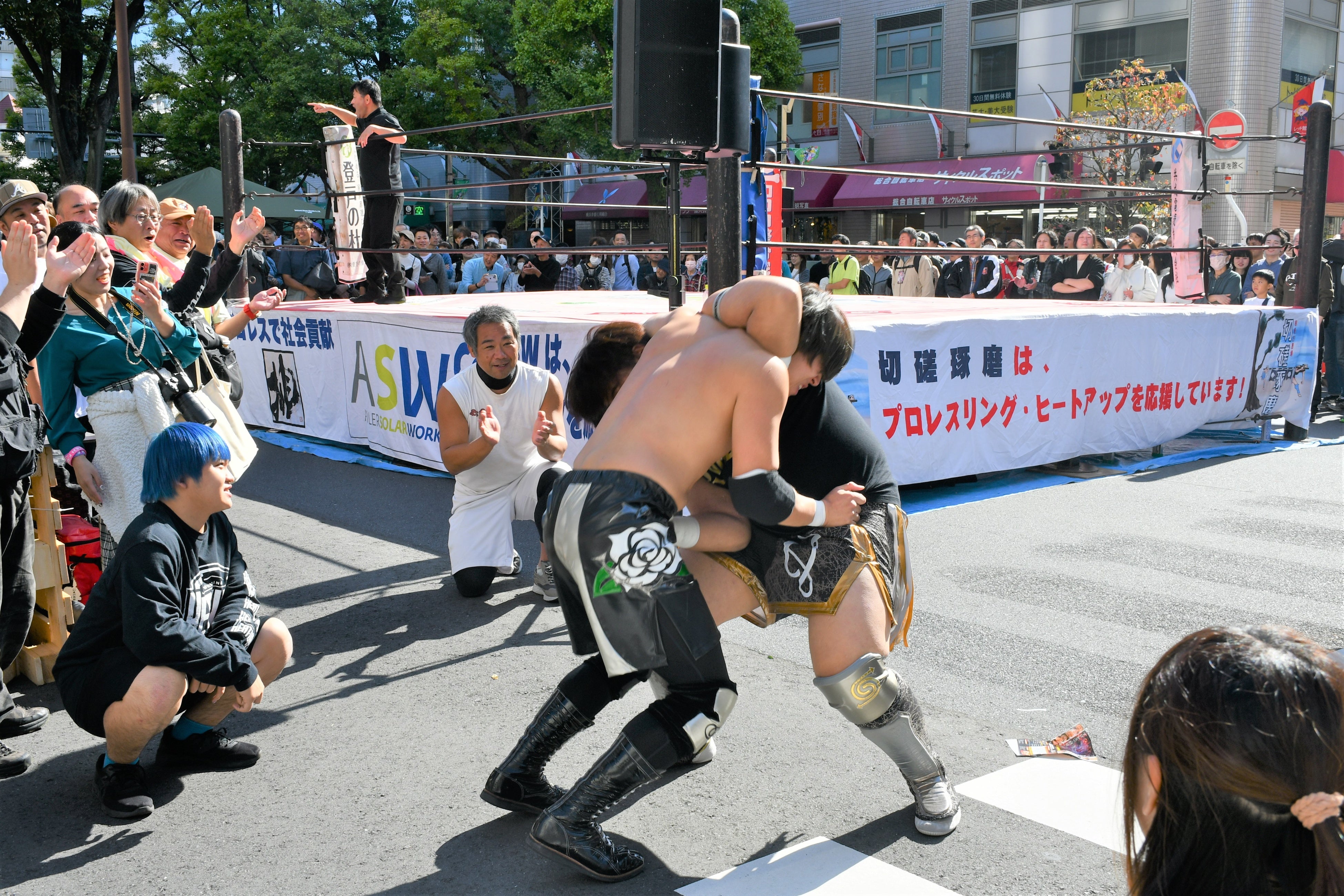 リングステージを飛び越えてプロレス試合！